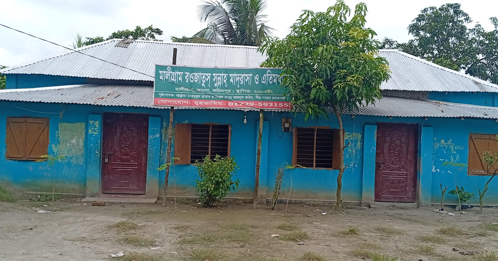 রাতের আঁধারে জানালা ভেঙে এতিম বাচ্চাদের চাউল চুরি