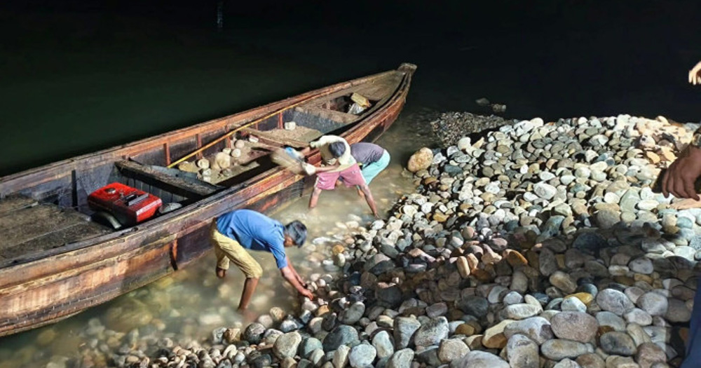 এক রাতে সাদাপাথরে ফিরল ১২ হাজার ঘনফুট পাথর