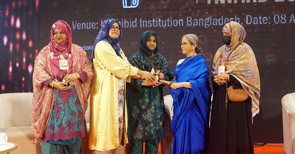 জুলাই কন্যা পুরস্কারে ভূষিত দুই বোন