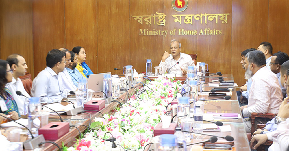 কর্মকর্তারা কোনো দলের লেজুড়বৃত্তি করতে পারবে না: স্বরাষ্ট্র উপদেষ্টা