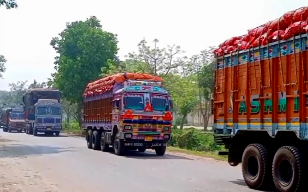 সাড়ে ৫ মাস পর হিলি স্থলবন্দর দিয়ে আমদানি হচ্ছে ভারতীয় পেঁয়াজ