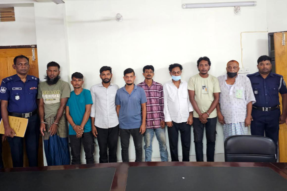 মেঘনায় জাহাজা থেকে চিনি চুরির চেষ্টা, গ্রেপ্তার- ৮