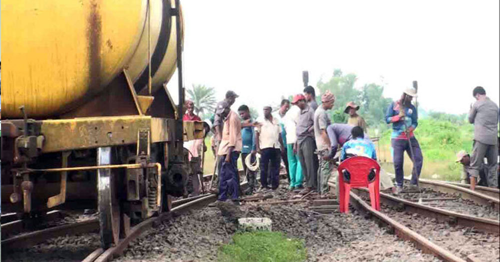১৩ ঘণ্টা পর রাজশাহী-রহনপুর রুটে ট্রেন চলাচল স্বাভাবিক