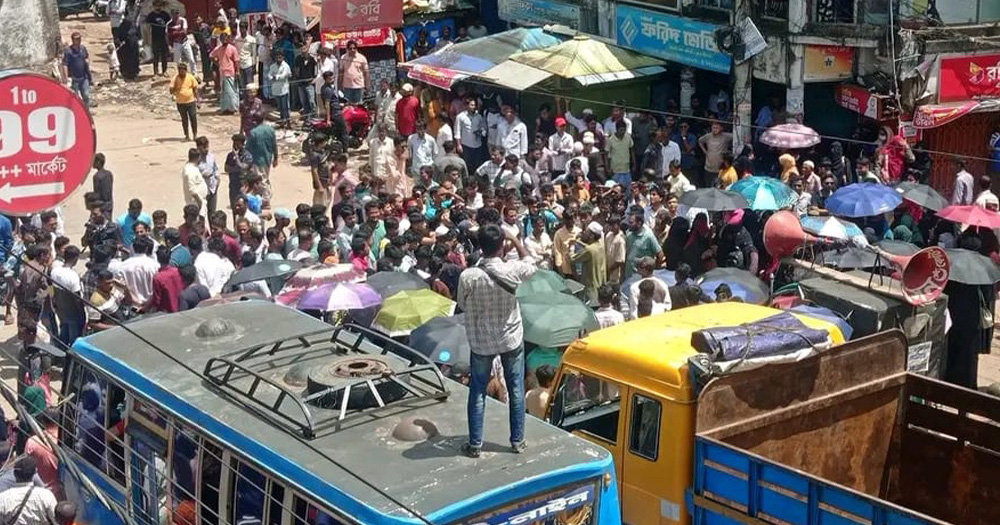 রোহিঙ্গা ক্যাম্পের চাকরিচ্যুত শিক্ষকদের সড়ক অবরোধ