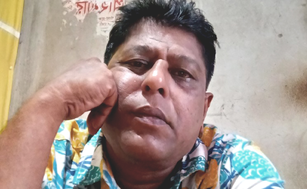 ফেসবুক লাইভ চলাকালে বিএনপি নেতার মোবাইল ছিনতাই