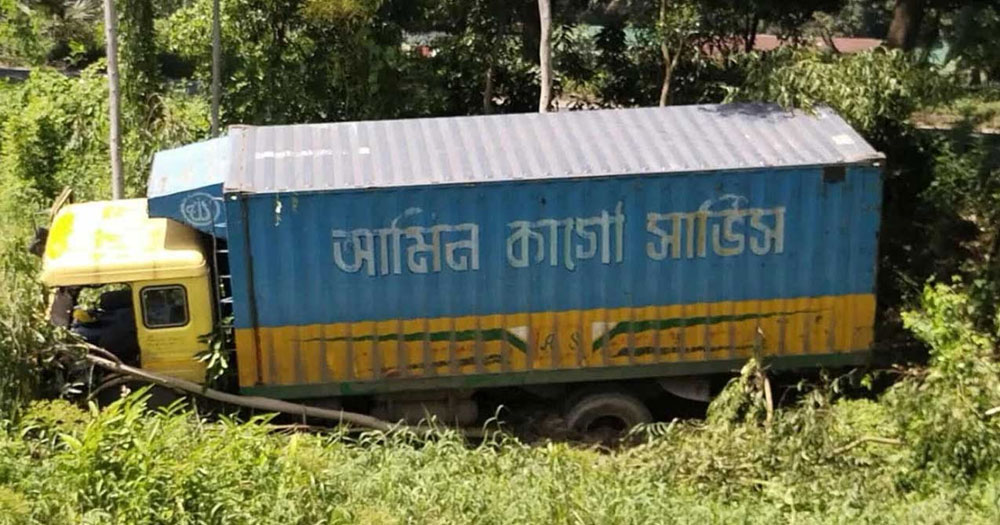 চট্টগ্রামে কাভার্ডভ্যানের নিচে পড়ে নারীর মৃত্যু