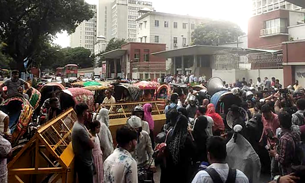 সচিবালয়ের সামনে শহীদ ও আহতদের পরিবারের বিক্ষোভ