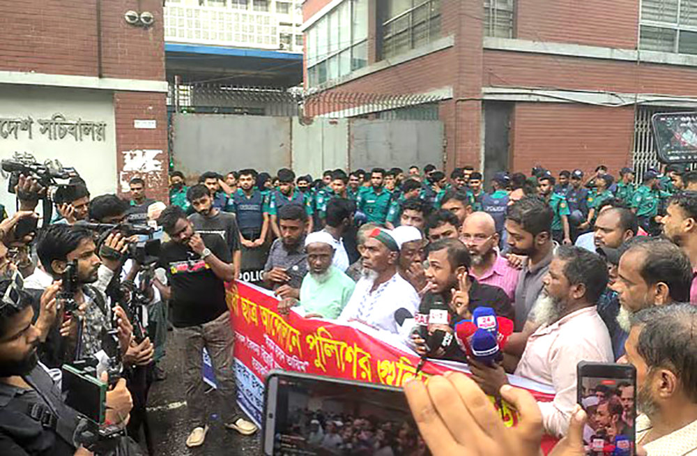 ‘আল্টিমেটাম’ দিয়ে সচিবালয়ের সামনের সড়ক ছাড়লেন জুলাই শহীদ পরিবার ও আহতরা