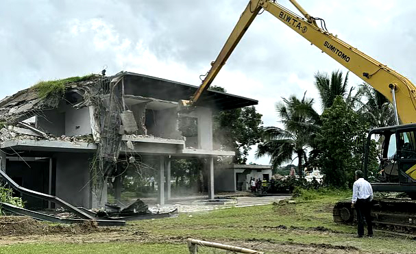 গুঁড়িয়ে দেওয়া হলো সাবেক বিদ্যুৎ প্রতিমন্ত্রীর অবৈধ বাংলো
