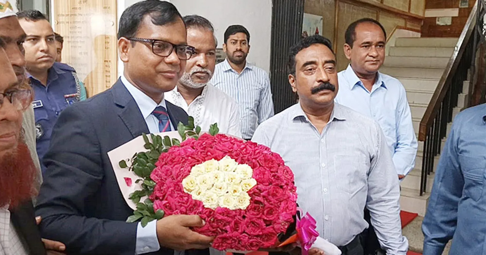 নতুন জেলা প্রশাসক হিসেবে দায়িত্ব নিলেন সারওয়ার আলম