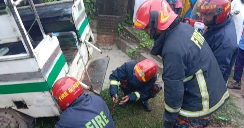 গাজীপুরে বৈদ্যুতিক খুঁটির সঙ্গে লেগুনার ধাক্কায় শ্রমিক নিহত