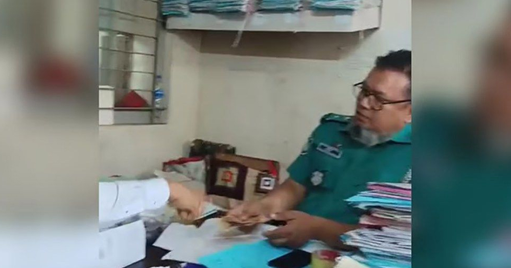 ঘুষ নেওয়ার ভিডিও ভাইরাল, এসআই প্রত্যাহার