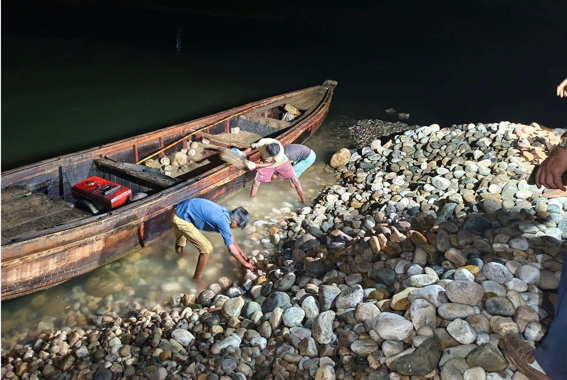 নিজ ব্যয়ে লুট হওয়া সাদা পাথর ফিরিয়ে দেওয়ার নির্দেশ