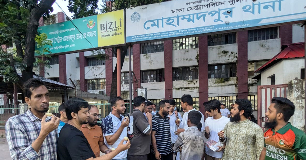 মোহাম্মদপুর থানার সমালোচিত ওসিকে বদলির ঘটনায় মিষ্টি বিতরণ