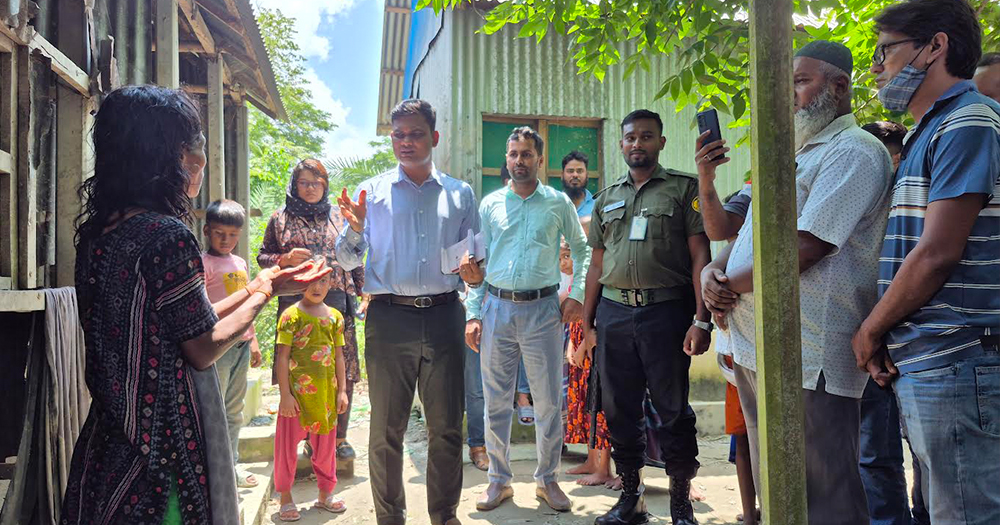 ১২ বছর ধরে শিকলবন্দী ভাই বোনের চিকিৎসার দায়িত্ব নিলেন ইউএনও