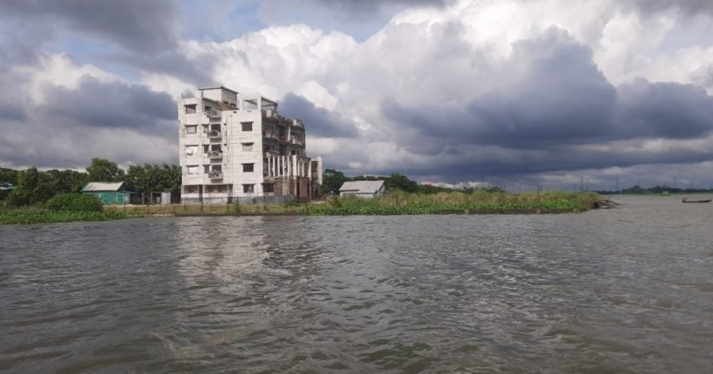 গজারিয়ায় পুলিশ ক্যাম্পে সন্ত্রাসী হামলা, তুমুল গোলাগুলি