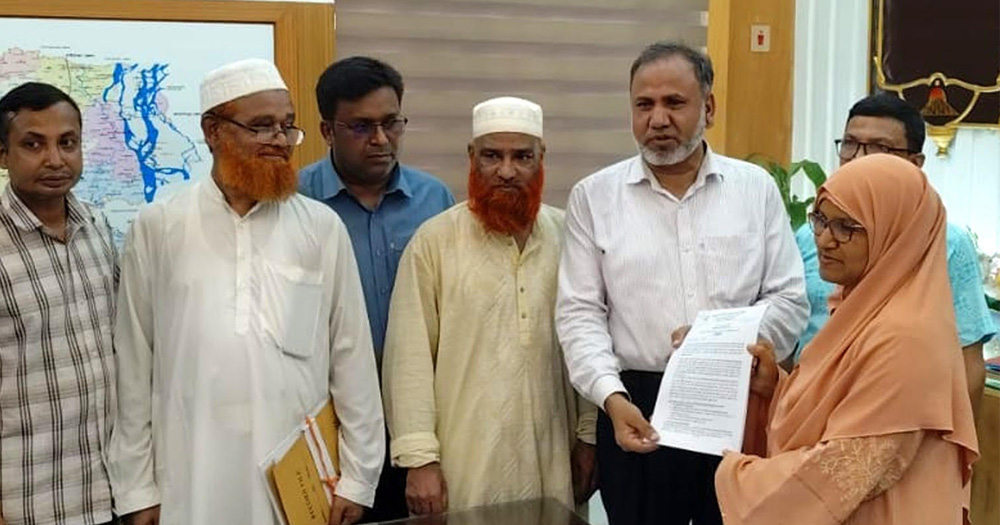 বগুড়ায় ৫ দফা দাবিতে শিক্ষক-কর্মকর্তাদের মানববন্ধন
