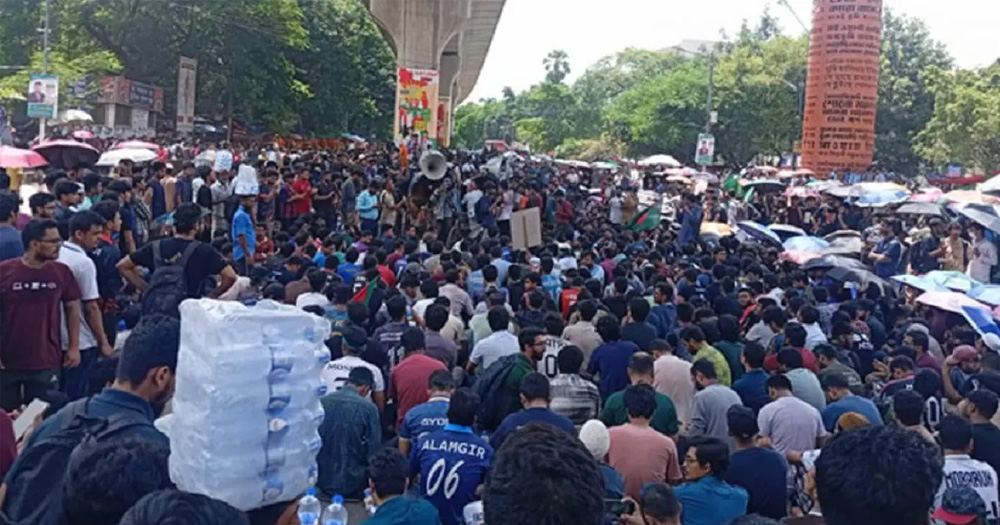 শাহবাগ অবরোধ করে প্রকৌশল শিক্ষার্থীদের বিক্ষোভ