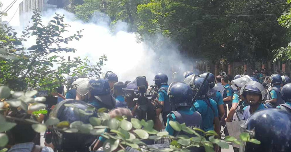 শিক্ষার্থীদের যমুনায় যাওয়ার চেষ্টা, পুলিশের ধাওয়া, সাউন্ড গ্রেনেড নিক্ষেপ