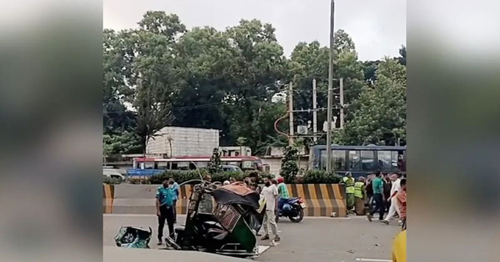 রাজধানীতে লরির ধাক্কায় দুমড়ে-মুচড়ে গেল সিএনজি, নিহত ১