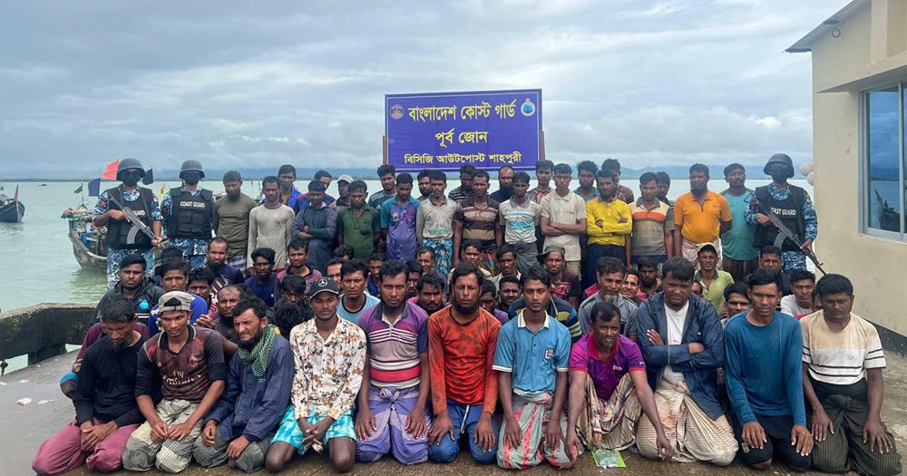 নাফনদী জলসীমা অতিক্রম করা ১২২ জেলে আটক