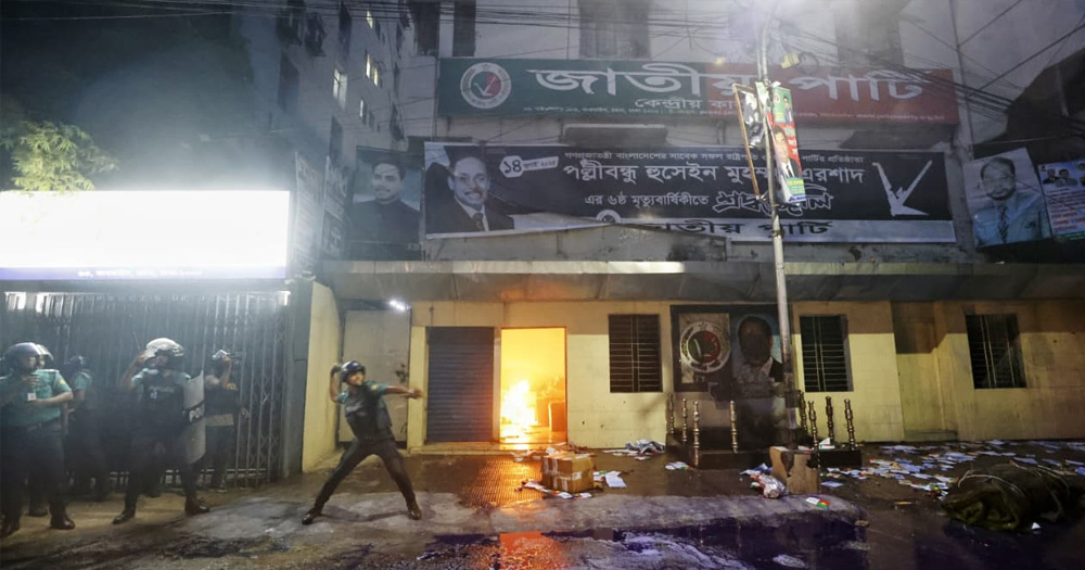 জাপার কেন্দ্রীয় কার্যালয়ে ভাঙচুর-অগ্নিসংযোগ, পুলিশের লাঠিচার্জ, জলকামান-সাউন্ড গ্রেনেড নিক্ষেপ