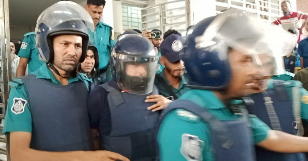 কাঠগড়ায় মা-বোন-স্ত্রীকে দেখে কাঁদলেন তৌহিদ আফ্রিদি