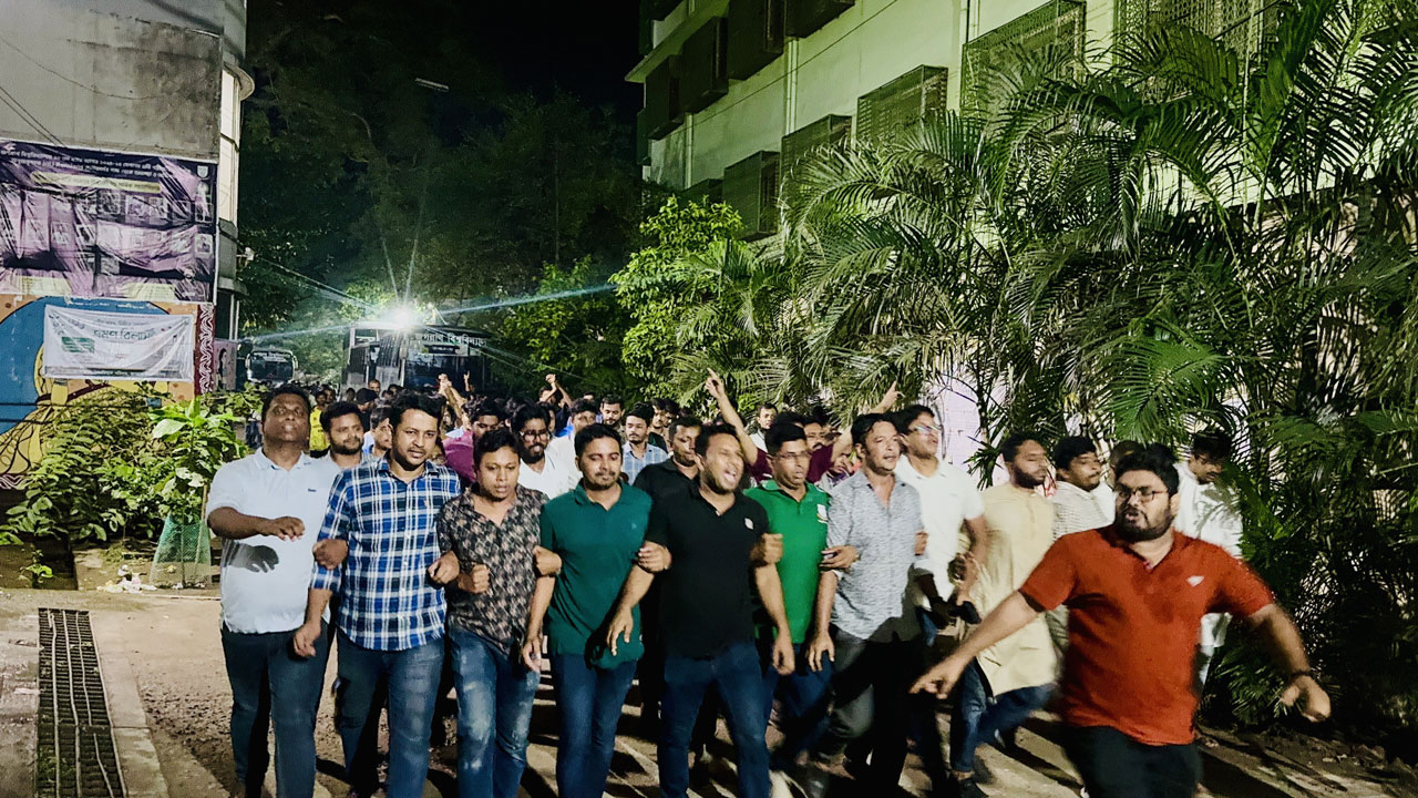 জবি ক্যাম্পাসে ছাত্রদলের বিক্ষোভ, চবি হামলার প্রতিবাদে