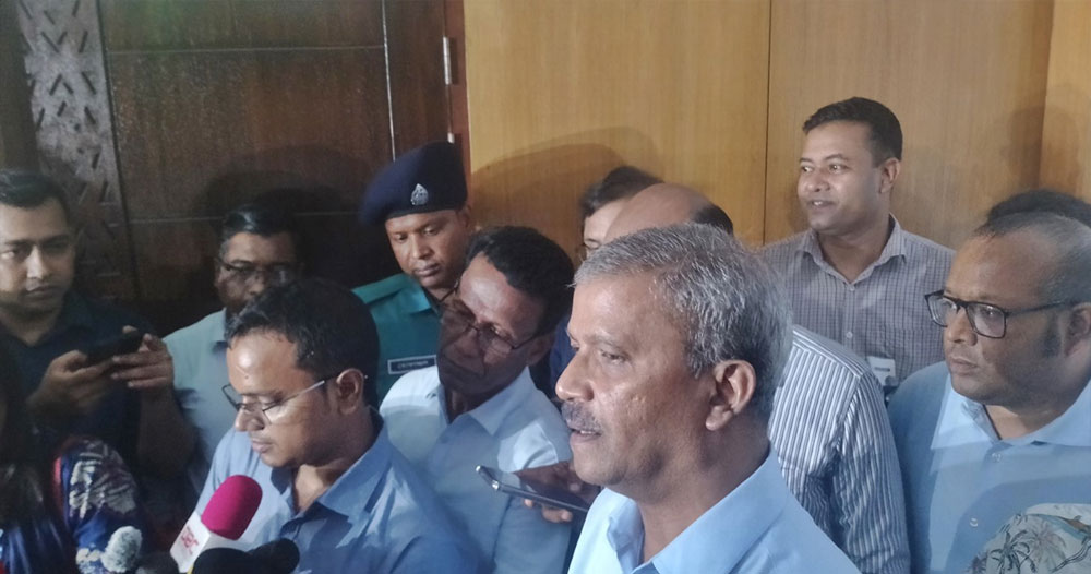 গুজব নিয়ে আতঙ্কিত হওয়ার কিছু নেই : আইন উপদেষ্টা