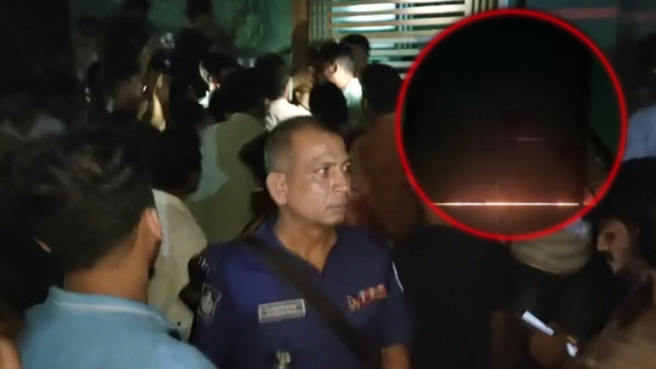 কক্সবাজার শহরে মধ্যরাতে চোর, আটকা পড়ে ছাদে দেয় আগুন, উদ্ধার করল স্থানীয়রা