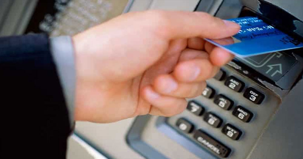 ক্রেডিট ও ডেবিট কার্ড ব্যবহার করে যেভাবে টাকা বাঁচাবেন