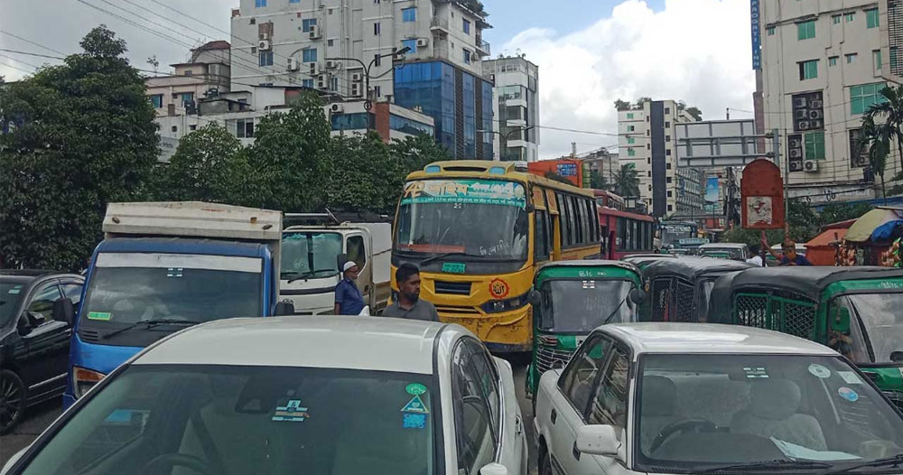 কুড়িলে পোশাক শ্রমিকদের সড়ক অবরোধ, যান চলাচল বন্ধ