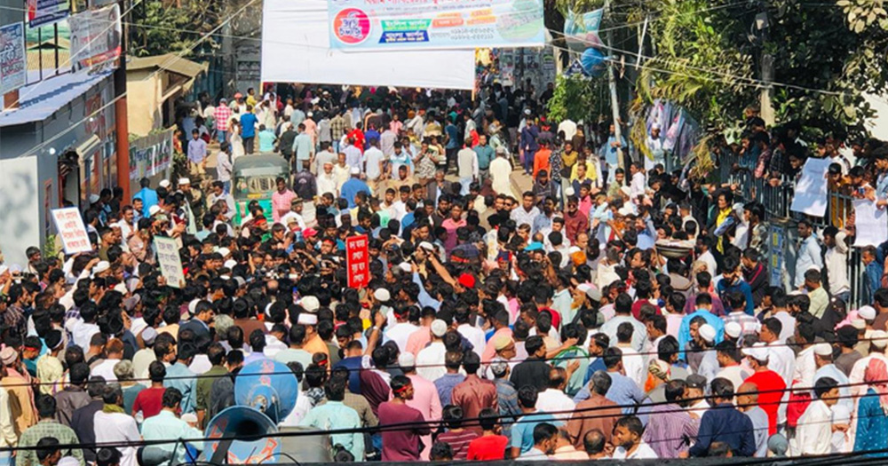 কক্সবাজারে স্থানীয়দের বিক্ষোভের মুখে প্রশাসনের উচ্ছেদ অভিযান