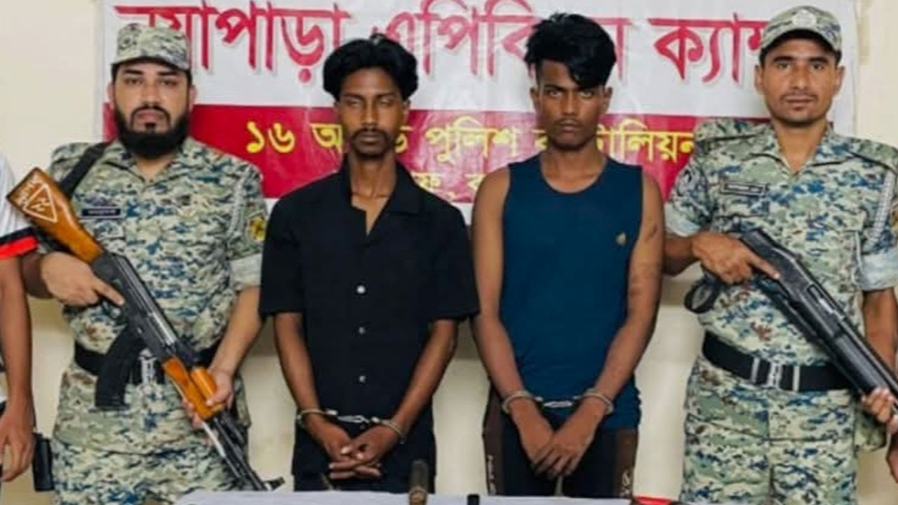 অস্ত্রসহ দুই রোহিঙ্গা ডাকাত টেকনাফে আটক