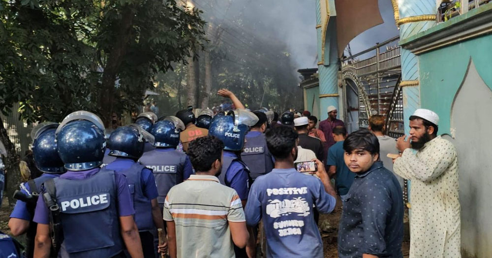 নুরাল পাগলের দরবারে পু‌লি‌শের ওপর হামলায় মামলা, আসামি ৩৫০০
