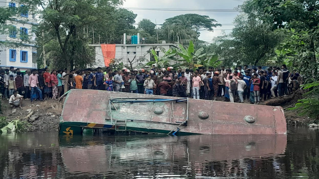 লক্ষ্মীপুরে যাত্রীবাহী বাস খালে, নিহত ২