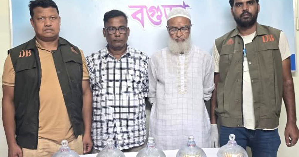 বগুড়ায় ৪২ কোটি টাকার সাপের বিষসহ দুই চোরাচালানকারী গ্রেপ্তার