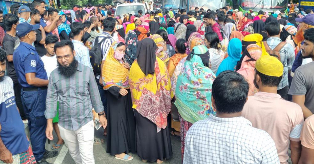 ঈদে মিলাদুন্নবীর ছুটির দাবি, গার্মেন্টস শ্রমিকদের মহাসড়ক অবরোধ