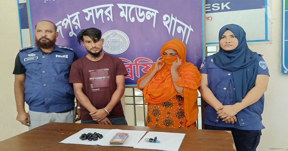চাঁদপুরে মাদক কারবারি ইউপি সদস্যের স্ত্রীসহ আটক ২