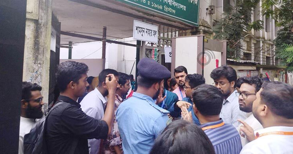 নারী ভোটকেন্দ্রে সাংবাদিক ও পর্যবেক্ষকদের ঢুকতে বাঁধা