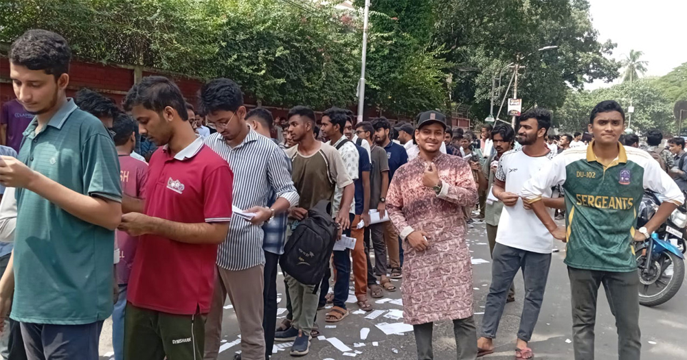 ভোট দিতে লাগছে গড়ে ৬ মিনিট