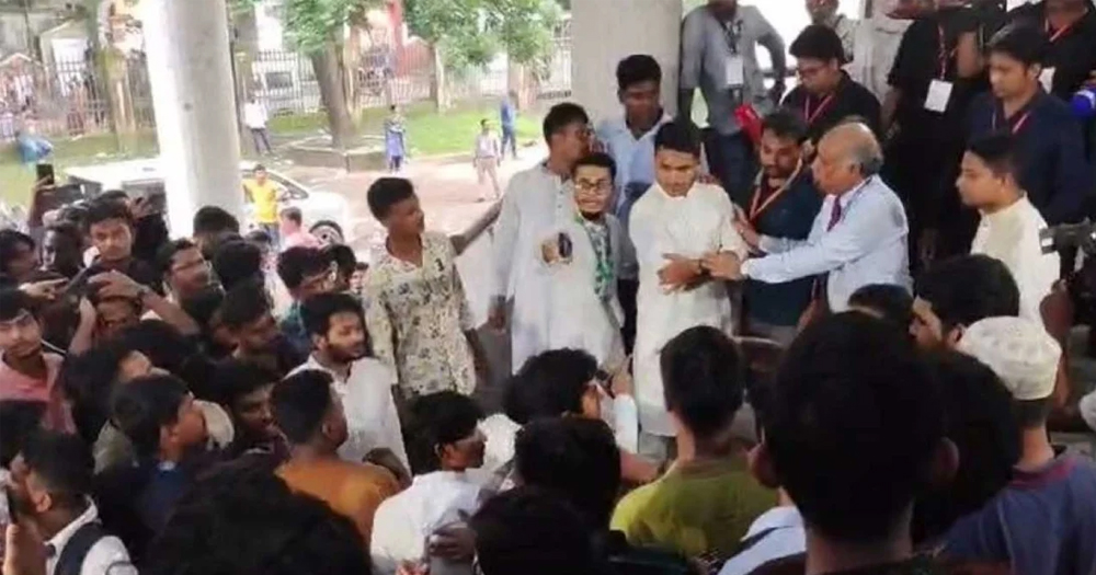 সিনেটের ভোটকেন্দ্রে হট্টগোল