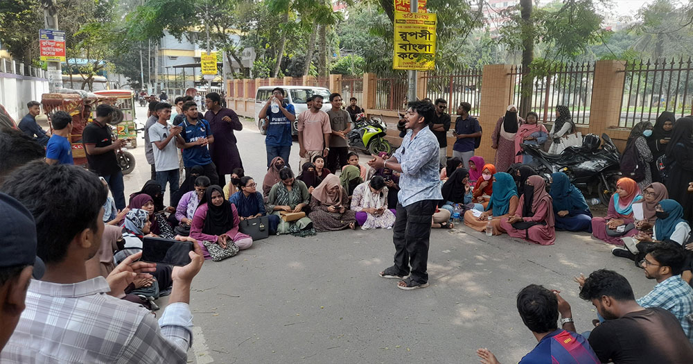 মা-মেয়ে হত্যার ঘটনায় পুলিশ সুপার কার্যালয়ে শিক্ষার্থীদের বিক্ষোভ