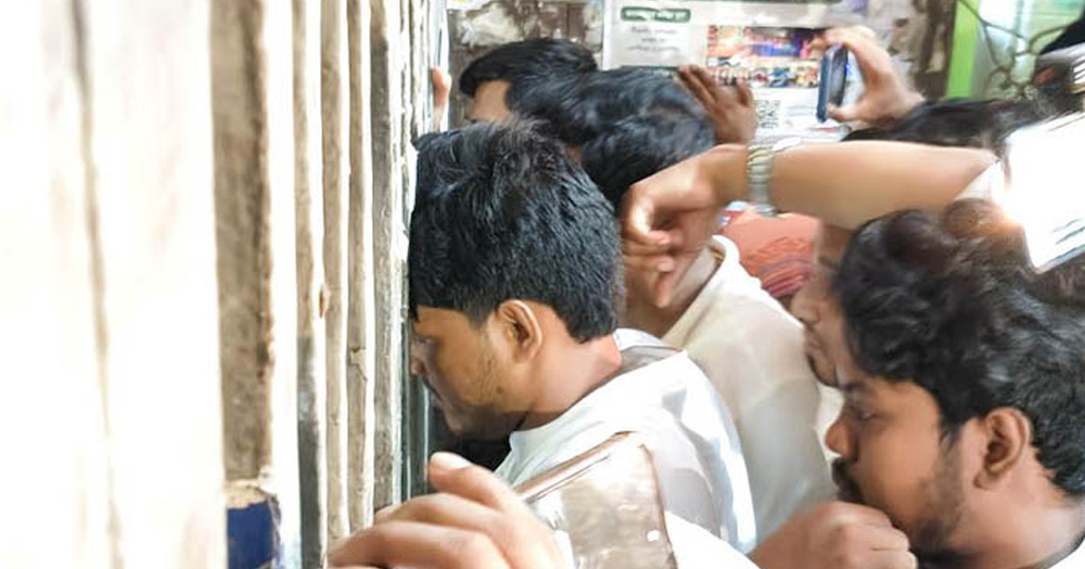 ভোট কারচুপির অভিযোগ ছাত্রদলের, টিএসসি কেন্দ্রে বিক্ষোভ