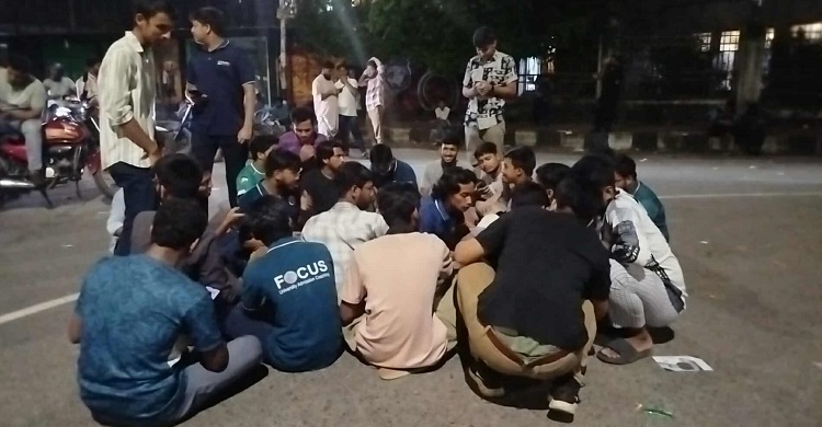 ভেতরে চলছে ভোটগণনা, বাইরে দেশাত্মবোধক গানে মুখর শিক্ষার্থীরা