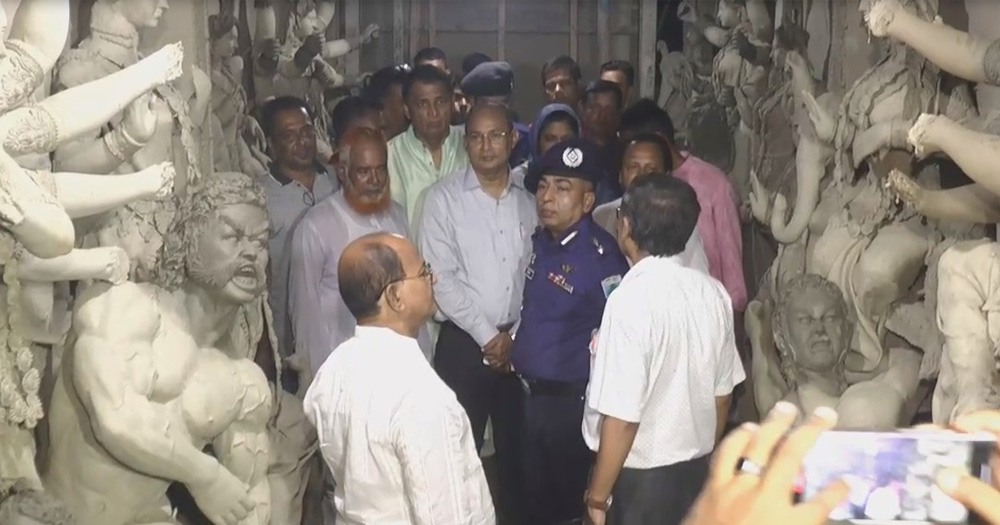 জেলা প্রশাসকের প্রতিমা পল্লী পরিদর্শন ও কারিগরদের সাথে মতবিনিময়
