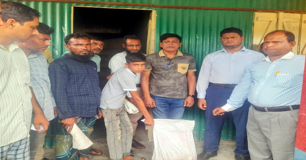 সাঘাটায় নদীভাঙনে ক্ষতিগ্রস্ত পরিবারের মাঝে ত্রাণ বিতরণ