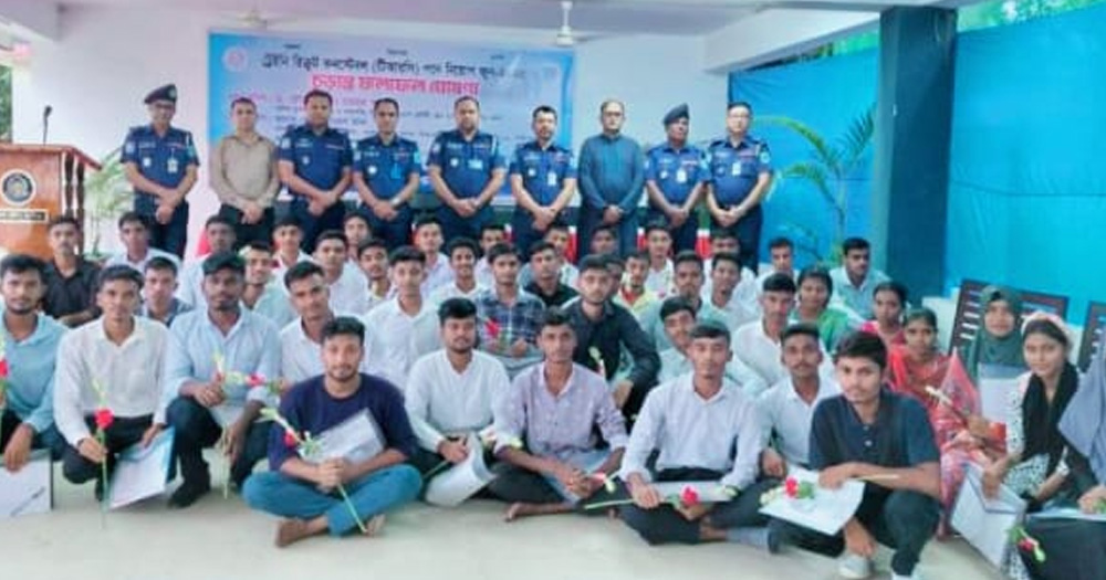 ১২০ টাকায় পুলিশের চাকরি পেলেন ৪৭ জন