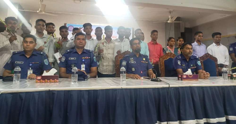 লালমনিরহাটে ১২০ টাকায় পুলিশের চাকরি পেলেন ১৭ জন