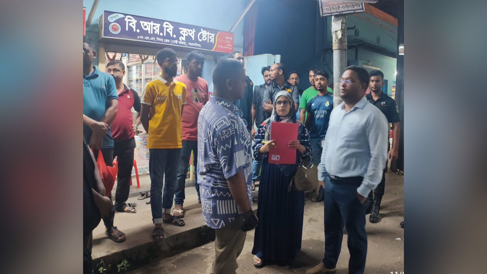 ময়মনসিংহে প্রশাসনের অভিযানে  অবৈধ পলিথিন জব্দ এবং জরিমানা আদায়